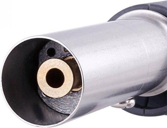 Close-up van de zilveren mondstuk van een gasbrander met messing binnenwerk.