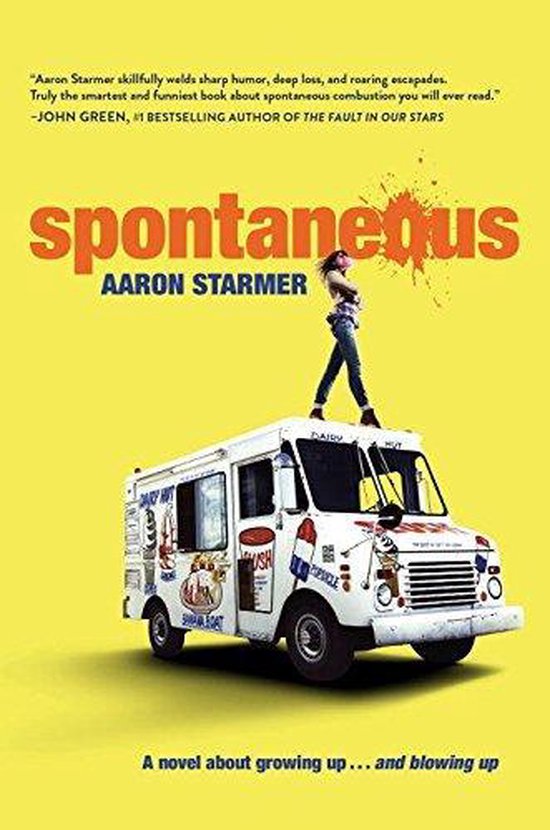 Boek "Spontaneous" van Aaron Starmer. Een meisje staat op een ijscowagen met een oranje explosie op de achtergrond.