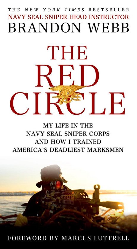 Boek The Red Circle: Navy Seal Sniper Head Instructor Brandon Webb, met een voorwoord van Marcus Luttrell. Een schutter met een geweer in het zand.