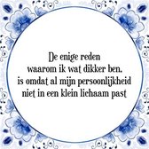 Tegeltje met Spreuk (Tegeltjeswijsheid): De enige reden waarom ik wat dikker ben, is omdat al mijn persoonlijkheid niet in een klein lichaam past + Kado verpakking & Plakhanger