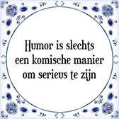 Tegeltje met Spreuk (Tegeltjeswijsheid): Humor is slechts een komische manier om serieus te zijn + Kado verpakking & Plakhanger