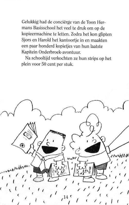 Twee jongens, Sjors en Harold, lopen lachdend met strips in hun handen over een grasveld.