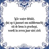 Tegeltje met Spreuk (Tegeltjeswijsheid): Wie water drinkt, dat op 6 januari om middernacht uit de bron is geschept, wordt in zeven jaar niet ziek + Kado verpakking & Plakhanger