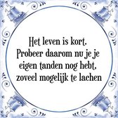 Tegeltje met Spreuk (Tegeltjeswijsheid): Het leven is kort. Probeer daarom nu je je eigen tanden nog hebt, zoveel mogelijk te lachen + Kado verpakking & Plakhanger