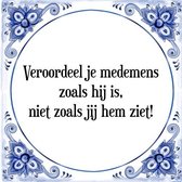 Tegeltje met Spreuk (Tegeltjeswijsheid): Veroordeel je medemens zoals hij is, niet zoals jij hem ziet! + Kado verpakking & Plakhanger