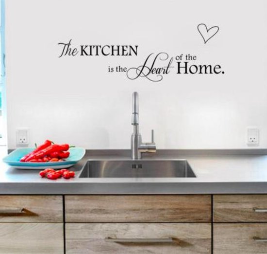 Texte noir "The KITCHEN is the Heart of the Home." au-dessus d'un évier de cuisine.