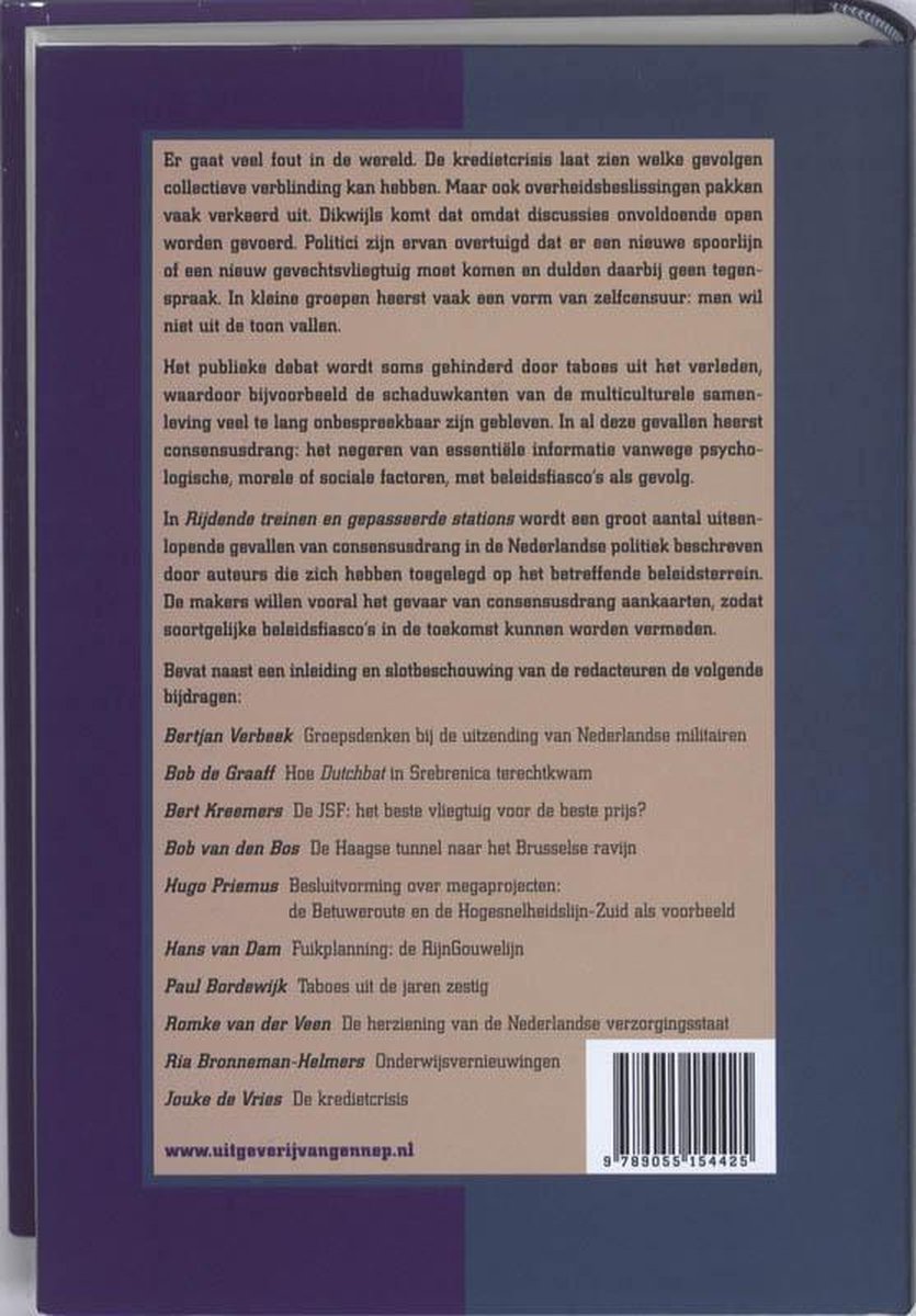 Achterkant van een boek met tekst en een barcode. De titel is 'Rijdende treinen en gepasseerde stations'.