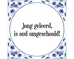 Tegeltje met Spreuk (Tegeltjeswijsheid): Jong geleerd, is oud omgeschoold! + Kado verpakking & Plakhanger