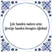 Tegeltje met Spreuk (Tegeltjeswijsheid): Luie handen maken arm; ijverige handen brengen rijkdom! + Kado verpakking & Plakhanger