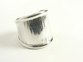 Langwerpige zilveren ring met fijne ribbelstructuur - maat 16