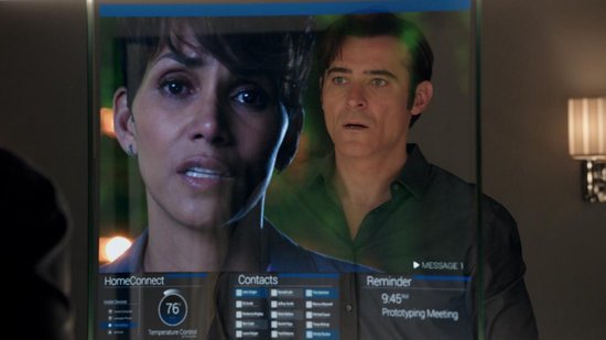 Twee gezichten, Halle Berry en een man, op een scherm met een interface.