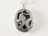 Bewerkte zilveren hanger met draak op onyx steen aan ketting