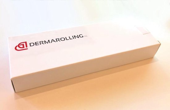 Emballage de produit blanc fermé avec le logo rouge 'DG DERMAROLLING.NL'.