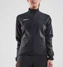 Vrouwenmodel in een zwarte Craft sportjas met ronde kraag, getextureerde schouders.