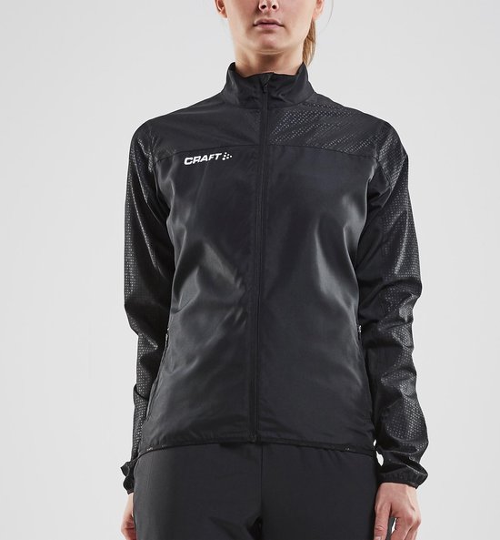 Vrouwenmodel in een zwarte Craft sportjas met ronde kraag, getextureerde schouders.