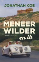 Boekcover met de titel "Meneer Wilder en ik" van Jonathan Coe. Een witte sportauto rijdt op een weg met op de achtergrond een oud gebouw op een heuvel.