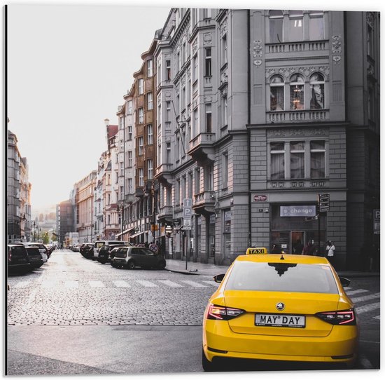 Dibond - Gele Taxi in Lege Stad - 50x50cm Foto op Aluminium (Wanddecoratie van metaal)