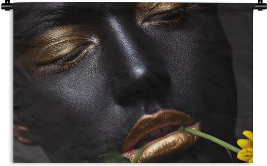 Wandkleed Black & Gold 2:3 - Een vrouw met gouden make-up en een bloem op een zwarte achtergrond Wandkleed katoen 150x100 cm - Wandtapijt met foto