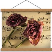 Schoolplaat – Gedroogde Rozen op Muziek Blad - 40x30cm Foto op Textielposter (Wanddecoratie op Schoolplaat)