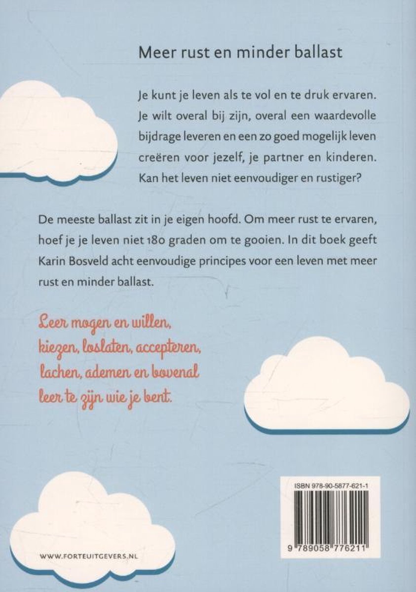Achterkant van een boek met de titel 'Meer rust en minder ballast'. Tekst over leven met minder ballast en wolken illustraties.