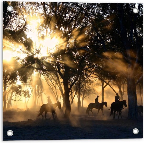 Tuinposter – Cowboys op Paarden in het Bos - 50x50cm Foto op Tuinposter  (wanddecoratie voor buiten en binnen)