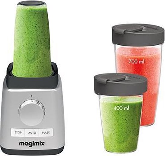 Magimix blender met groene smoothie in beker en twee extra bekers met rode en groene smoothie.