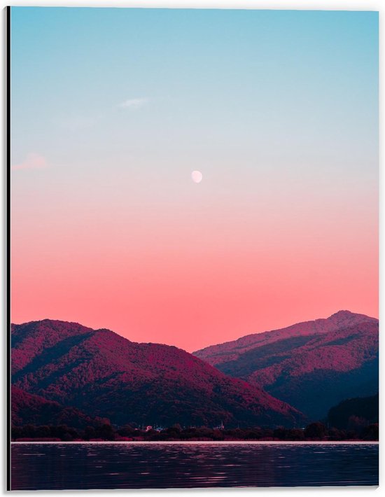 Dibond - Maan boven de Bergen en de Roze Lucht - 30x40cm Foto op Aluminium (Wanddecoratie van metaal)