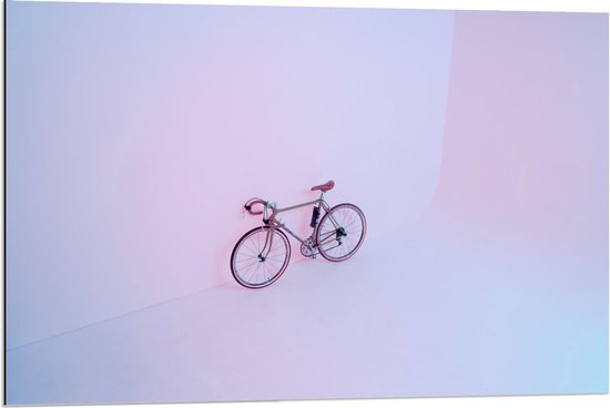 Dibond - Wielrenners Fiets bij Witte Muren - 90x60cm Foto op Aluminium (Met Ophangsysteem)