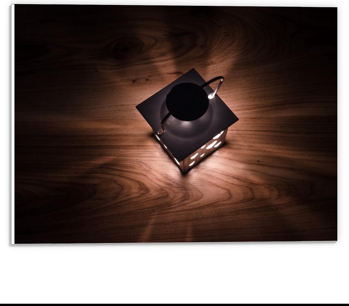 Forex - Lantaarn op een Houten Vloer - 40x30cm Foto op Forex