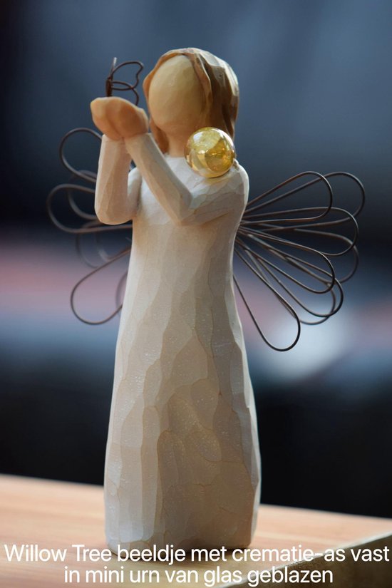 Urn Willow Tree beeldje Angel of Freedom met hand geblazen mini urn-Hand geblazen mini urn met crematie- as vast in glas verwerkt óf haarlokje met haartjes intact in mini urn verwerkt-Crematie- as \ haren verwerking van uw dierbare-Urn-Gedenken