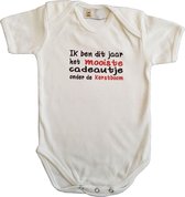 Witte romper met "Ik ben dit jaar het mooiste cadeautje onder de kerstboom" - maat 62/68 - babyshower, zwanger, cadeautje, kraamcadeau, grappig, geschenk, baby, tekst, bodieke, kerst, kerstmi