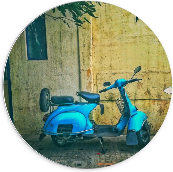 Forex Wandcirkel - Blauwe Scooter voor Gele Muur - 70x70cm Foto op Wandcirkel (met ophangsysteem)