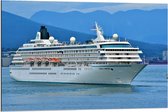 Dibond - Groot Cruiseschip Op de Blauwe Zee Met Bergen Op de Achtergrond - 90x60cm Foto op Aluminium (Met Ophangsysteem)