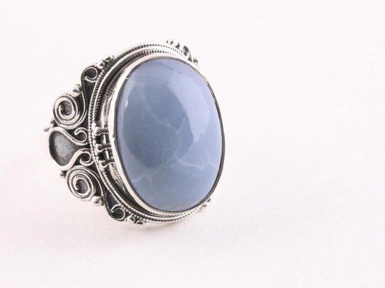 Bewerkte zilveren ring met blauwe opaal - maat 18.5