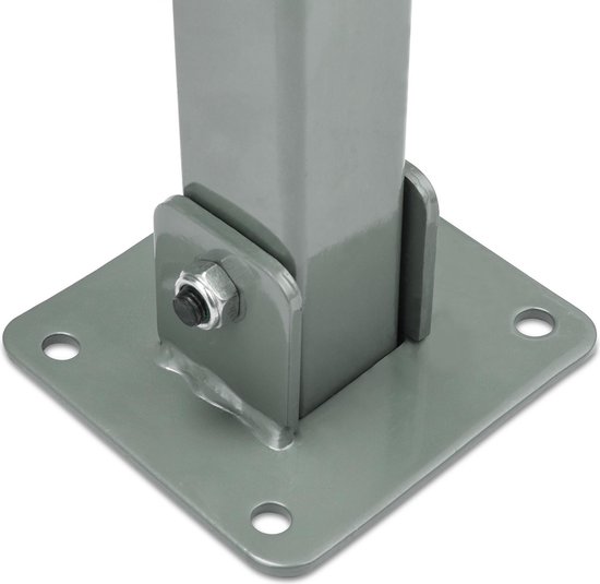 Close-up van de voet van een grijze parkeerpaal, met de metalen bevestigingsplaat en schroef.