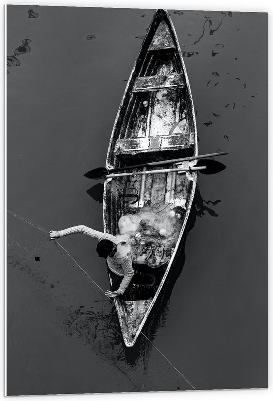 Forex - Zwart/Wit Man in een Vissersbootje - 60x90cm Foto op Forex