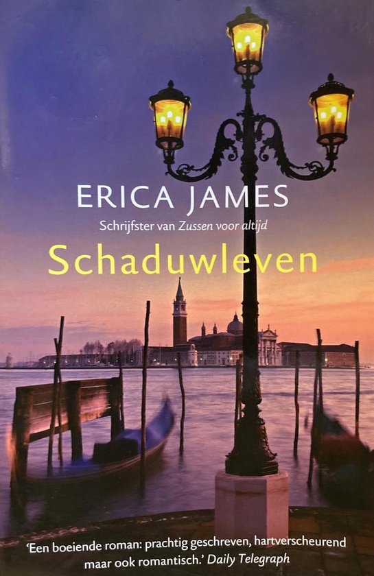Een sfeervolle foto van Venetië bij zonsondergang met een lantaarnpaal en gondels in de voorgrond. "Schaduwleven" van Erica James.
