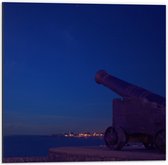Dibond - Kanon aan de Horizon bij Nacht - 50x50cm Foto op Aluminium (Met Ophangsysteem)