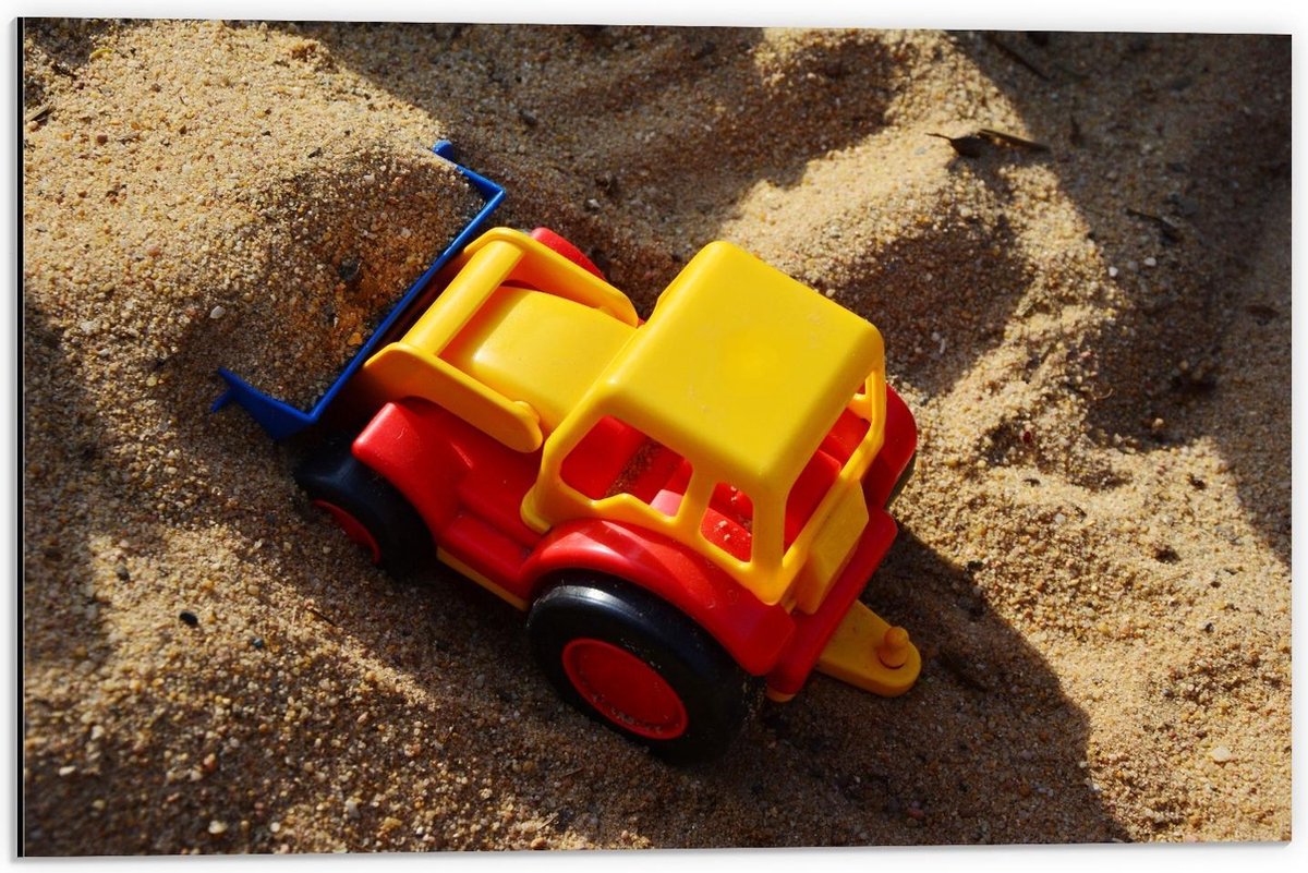 Dibond - Rood met Gele Speelgoed Auto in het Zand - 60x40cm Foto op Aluminium (Met Ophangsysteem)