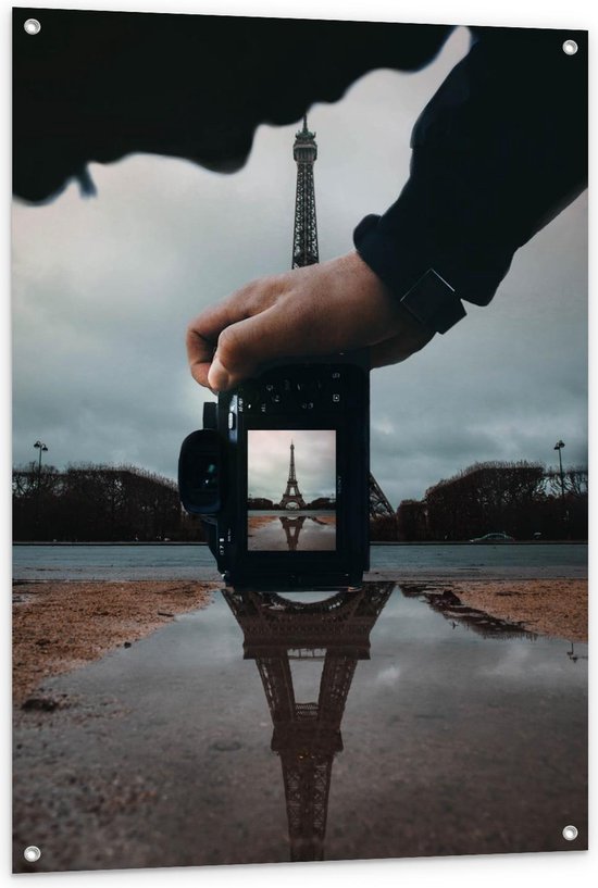 Tuinposter – Fotograaf bij Eiffeltoren in Parijs - 80x120cm Foto op Tuinposter  (wanddecoratie voor buiten en binnen)