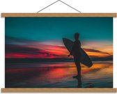Schoolplaat – Surfer op Strand Zonsondergang - 60x40cm Foto op Textielposter (Wanddecoratie op Schoolplaat)