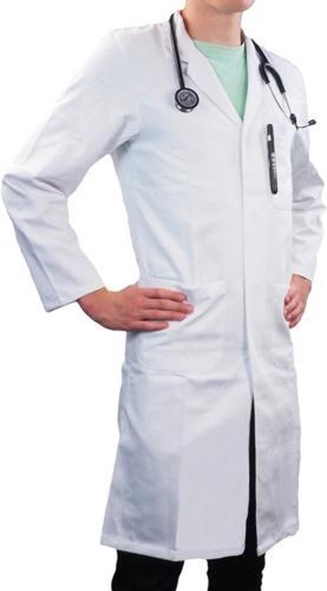 Man met witte laboratoriumjas, maat L, met stethoscoop om de nek en handen in de zakken.