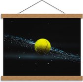 Schoolplaat – Tennisbal met Waterdruppels - 40x30cm Foto op Textielposter (Wanddecoratie op Schoolplaat)