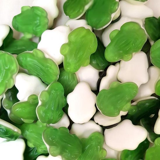 Groene en witte Haribo Kikkers snoepjes.