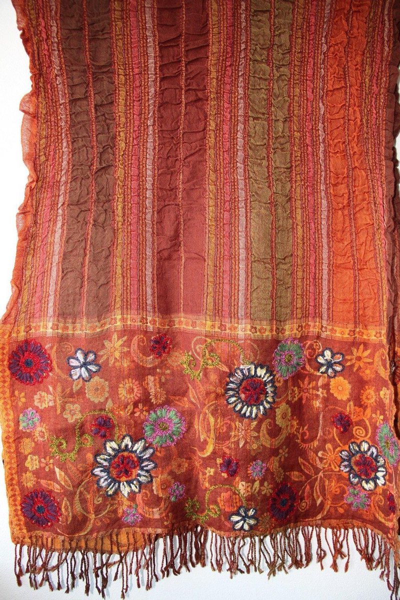 Gekreukte en geborduurde wollen sjaal in bruin oranje 70 x 180 cm