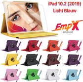 EmpX.nl Apple iPad 10.2 (2019) 360° Draaibaar tablethoes met Stylus Pen en Screen protector Licht Blauw Kunstleer | 360° Draaibaar Cover | Easy-click beschermhoes met gekleurde stylus pen en 