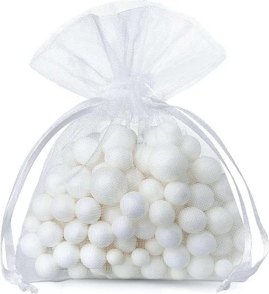 Een wit organza zakje gevuld met veel kleine, witte balletjes.
