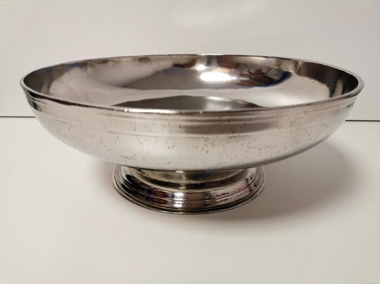 Zilverkleurige decoratieve schaal op voet, met een ronde vorm en een licht gespikkeld oppervlak.
