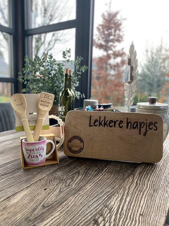 Paquet cadeau Sœur / Plateau de service; Tasty snacks - Mug Super heureux avec une douce soeur ..... - Ensemble en bambou Sœur / anniversaire / cadeau