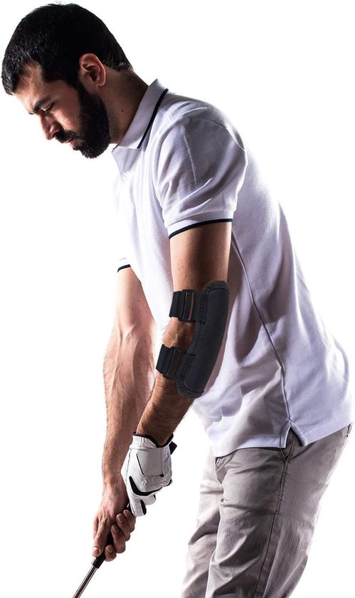 Man met baard in wit poloshirt met zwarte golf elleboogbrace, voorbereid op een golfslag.